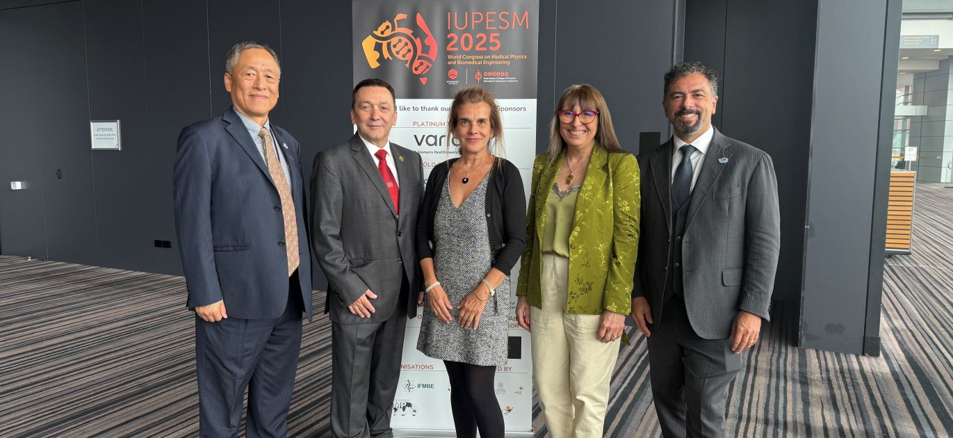 國際生物醫學工程聯盟理事長林康平左1起帶領新任行政首長Officers合影。