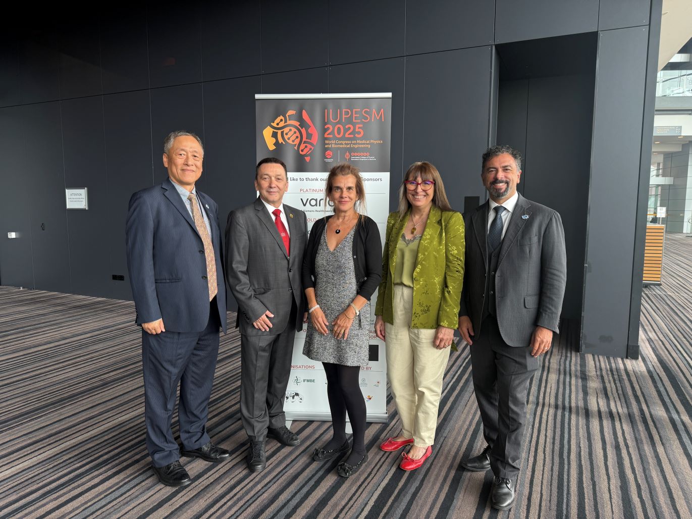 國際生物醫學工程聯盟理事長林康平左1起帶領新任行政首長Officers合影。